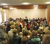 Beginn und Begrüßung der über 280 Gottesdienstbesucher im Gemeindesaal