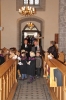 Anschließend der Pfarrer und die Kirchvorsteher mit  dem Altarzubehör
